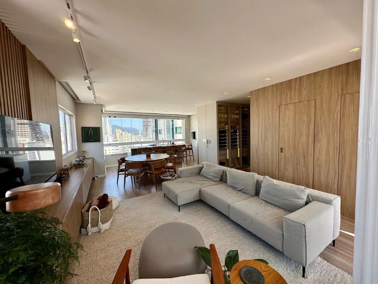 Cobertura com 240m², 4 dormitórios, 4 suítes, 3 vagas, Ed. Farol Ilha da Paz em Balneário Camboriú