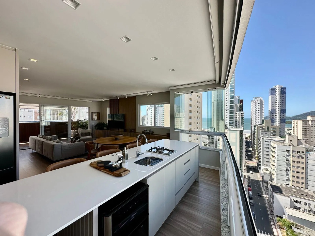 Cobertura com 240m², 4 dormitórios, 4 suítes, 3 vagas, Ed. Farol Ilha da Paz em Balneário Camboriú