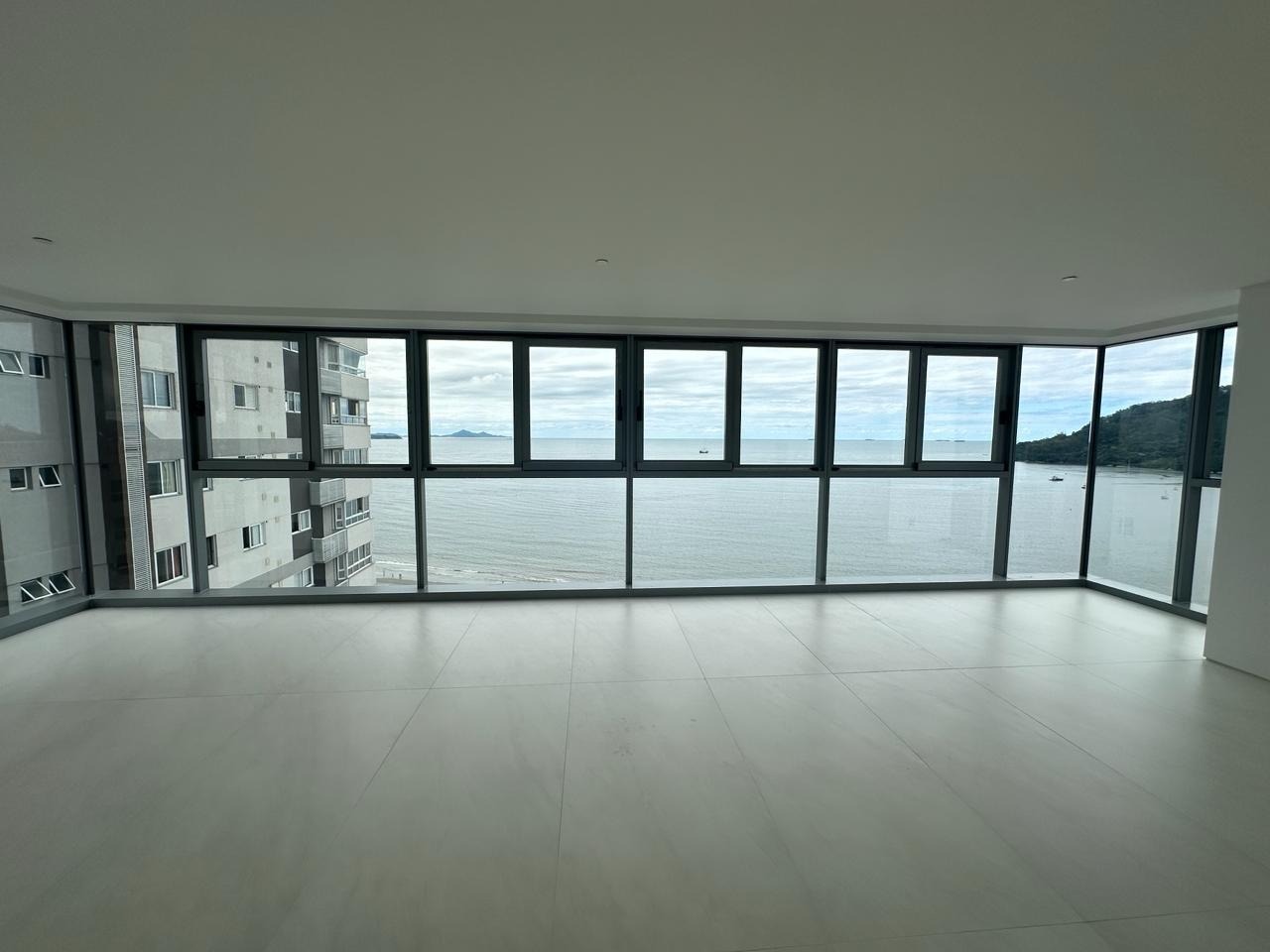 Apartamento com 248m², 4 dormitórios, 4 suítes, 4 vagas no bairro Centro em Balneário Camboriú