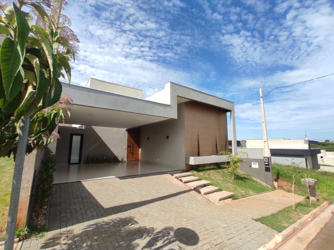 Casa de Condomínio com 3 quartos para aluguel, 160m² — foto 1 de 33