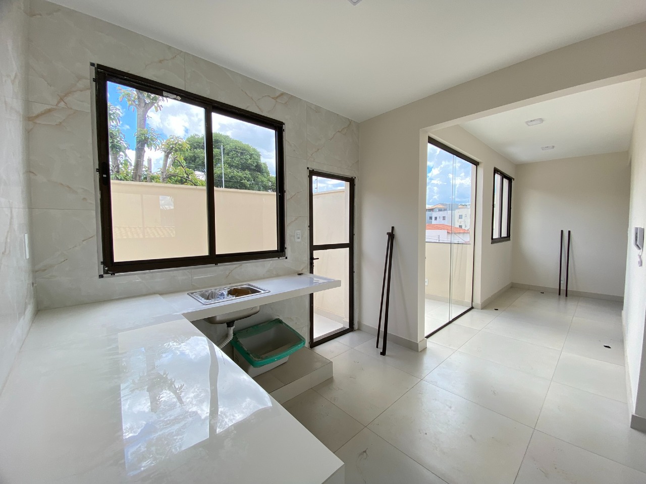 APARTAMENTO COM AREA à venda no LOURDES: 