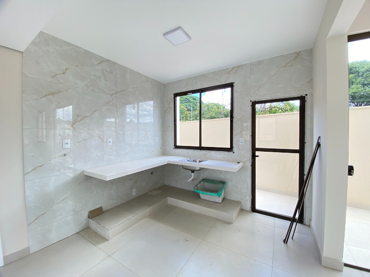 APARTAMENTO COM AREA à venda no LOURDES: 