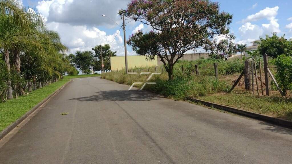 Terreno/Área à venda no Jardim dos Ipês: Avenida da fachada