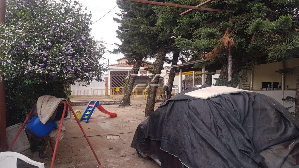 Casa à venda no Centro: Terreno - Vista Contrária