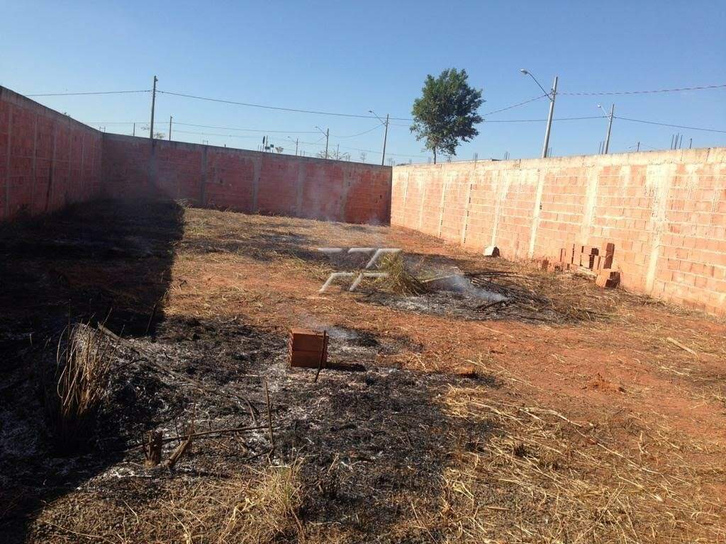 Terreno/Área à venda no Jardim das Palmeiras: Lote murado