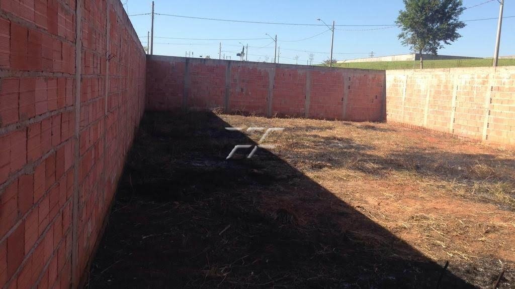 Terreno/Área à venda no Jardim das Palmeiras: Lote murado