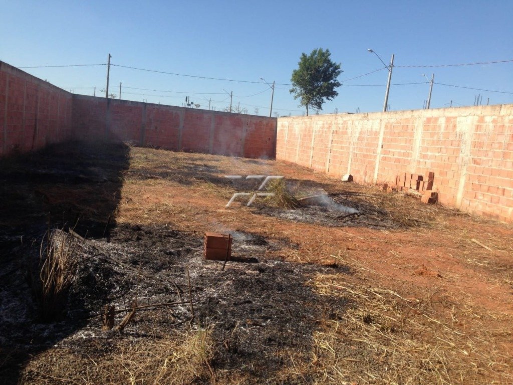 Terreno/Área à venda no Jardim das Palmeiras: Lote murado