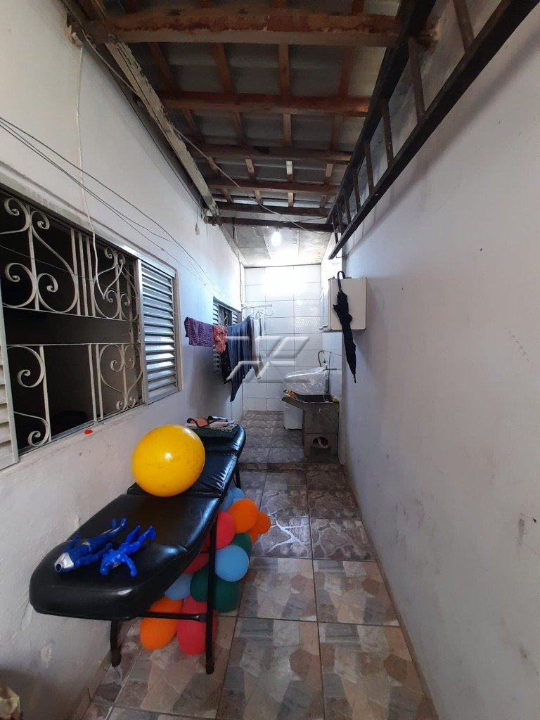 Casa à venda no Jardim Cherveson: Lavanderia