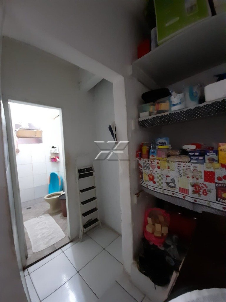 Casa à venda no Jardim Cherveson: Despensa/banheiro andar inferior