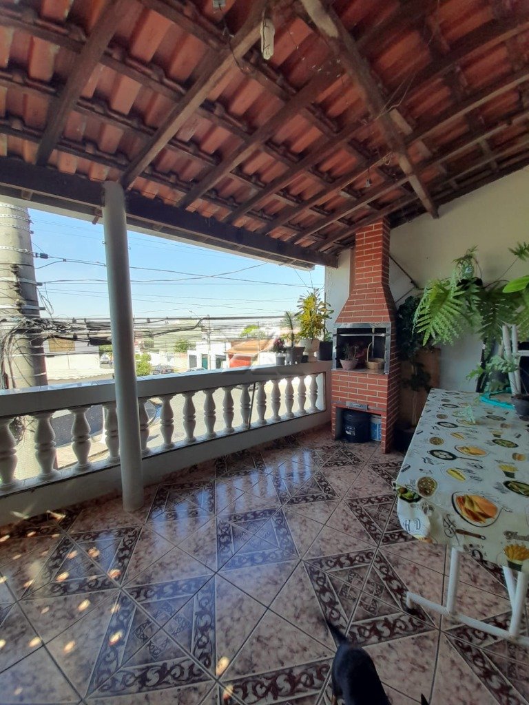 Casa à venda no Jardim Cherveson: Varanda