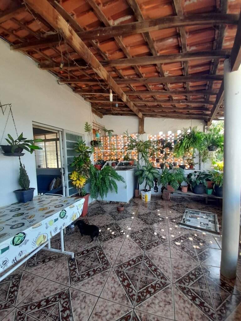 Casa à venda no Jardim Cherveson: Varanda