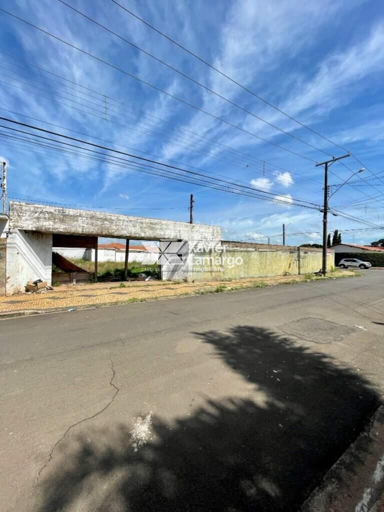Terreno/Área à venda no Vila Indaiá: Extensão do terreno